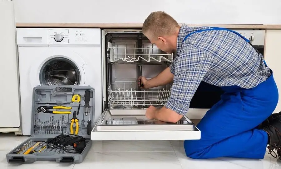 Sincan Airfel servisi teknisyen ekibi beyaz eşya tamiri yaparken